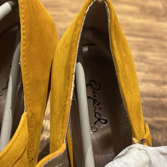 High platform stiletto heels velvety yellow gold and blue shoes by Qupid - Picture 4 of 10